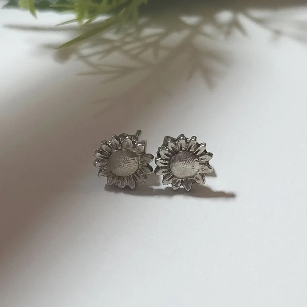 Vintage Silver Sunflower Stud Earrings Dainty Flower Stud Earrings - Picture 1 of 7